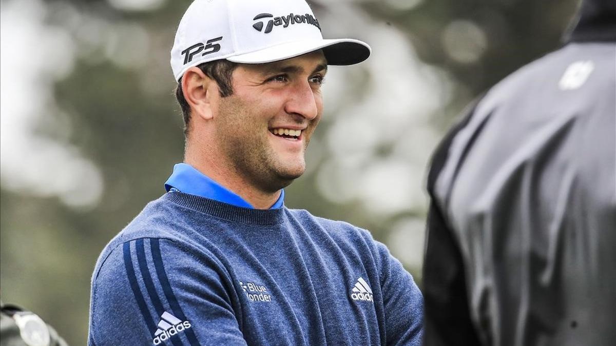 Jon Rahm, sonriente en la vuelta de práctica antes del inicio del PGA