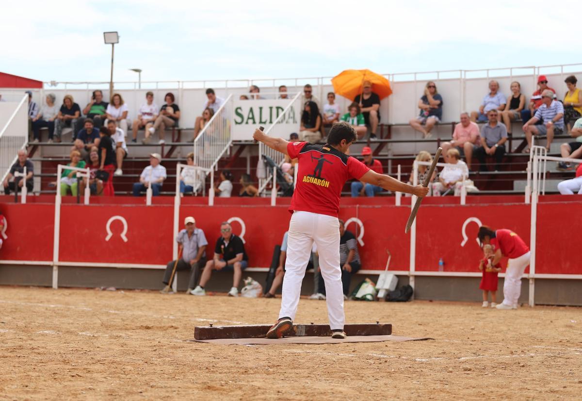 Carlos Losilla tirando de riñonada en una exhibición de barra aragonesa.