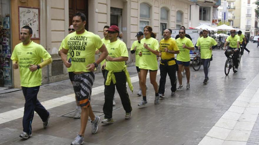 Policías hacen deporte por las calles para protestar.