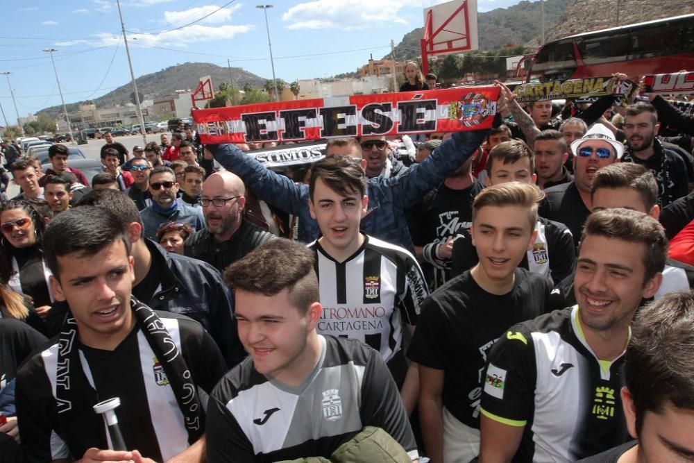 Salida de los jugadores y las peñas del FC Cartagena hacia Murcia para el derbi