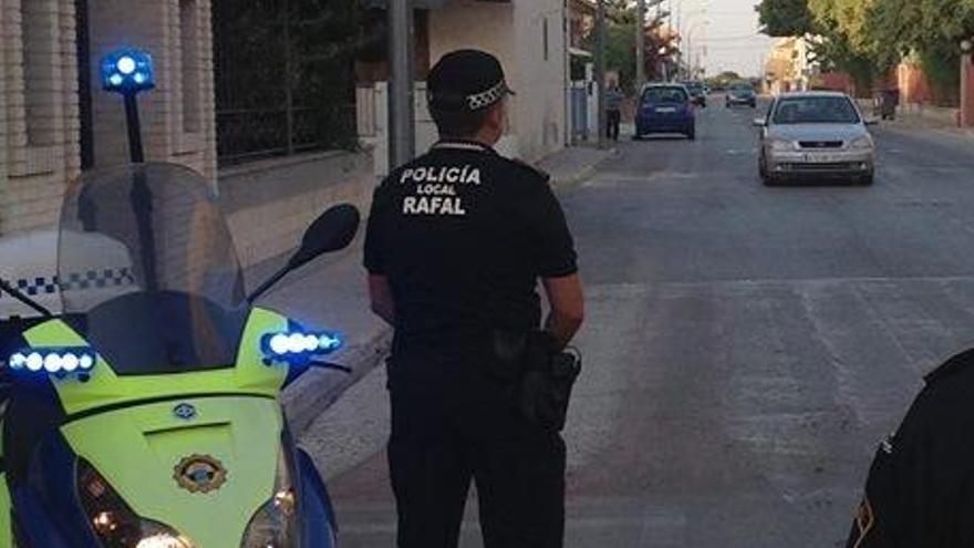 Una imagen de dos agentes de la Polícia Local de Rafal