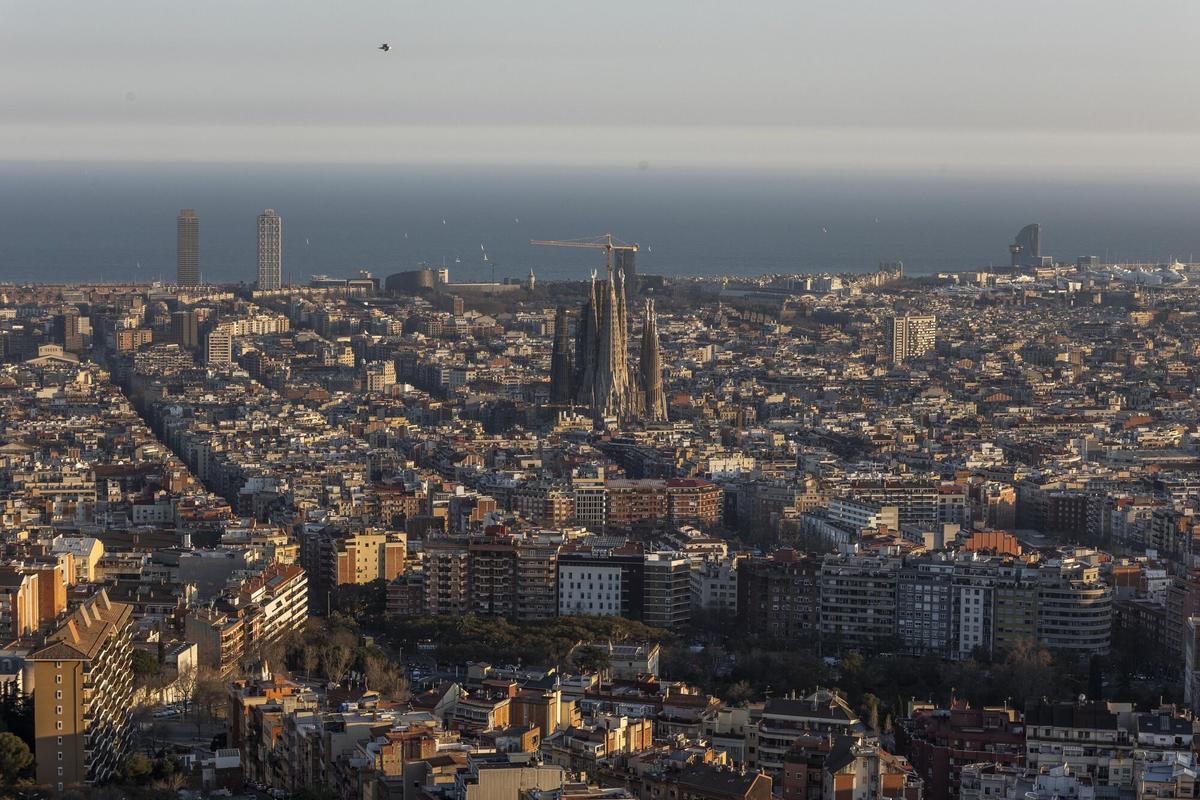 Barcelona 17/02/2023 Vistas de la ciudad de Barcelona desde el Turó de la Rovira baterías del Carmel, llena de turistas al atardecer torre agbar torre glorias sagrada familia FOTO de FERRAN NADEU