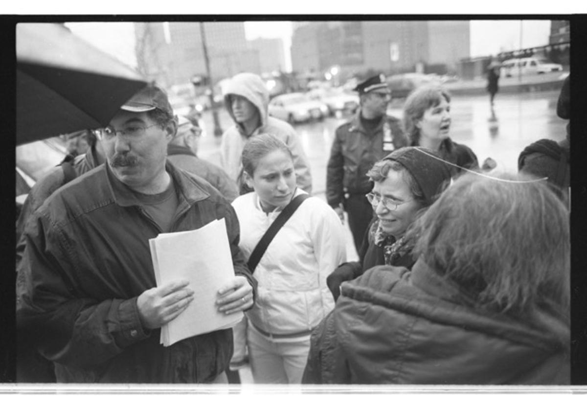 Lila Norsdtrom protestando, junto a su madre, por la falta de cobertura médica a las afectadas por el 11-S