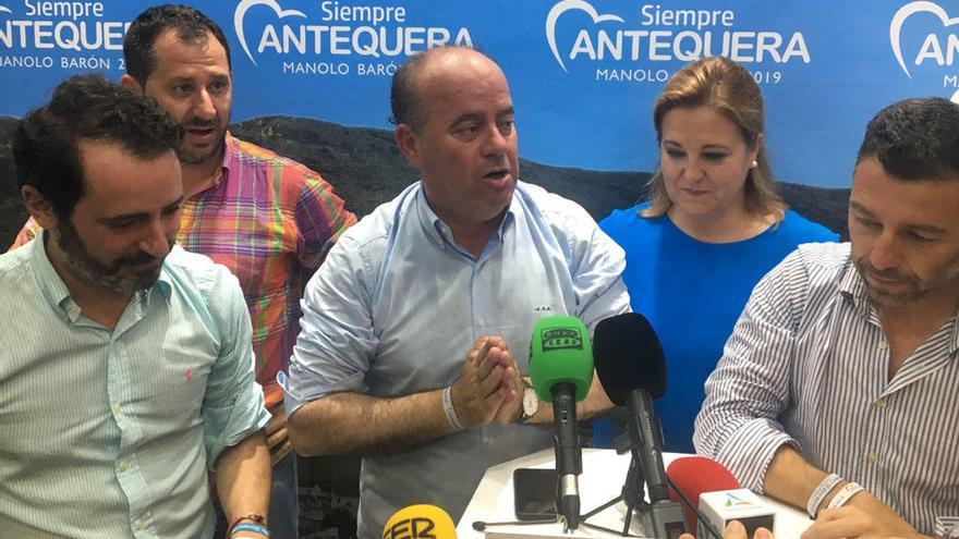 Manolo Barón celebrando la tercera mayoría absoluta consecutiva.