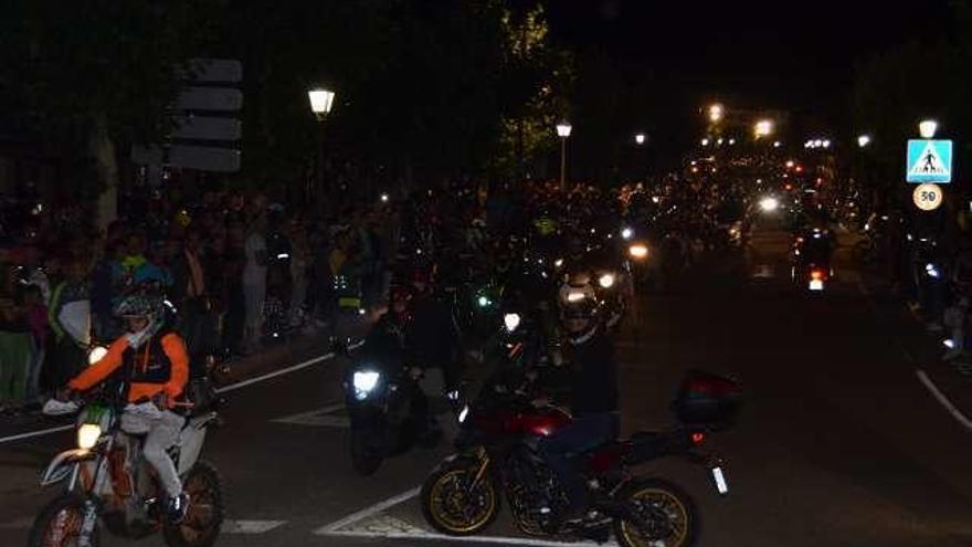 Salida antorchada hacia San Martín de Castañeda. En el centro inauguración del monumento al evento motero y, a la derecha, acto de entrega de premios