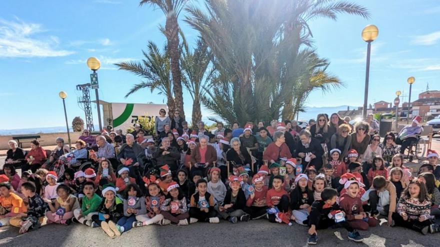 El CEIP La Cruz de Totana conecta a alumnos y ancianos en una experiencia educativa