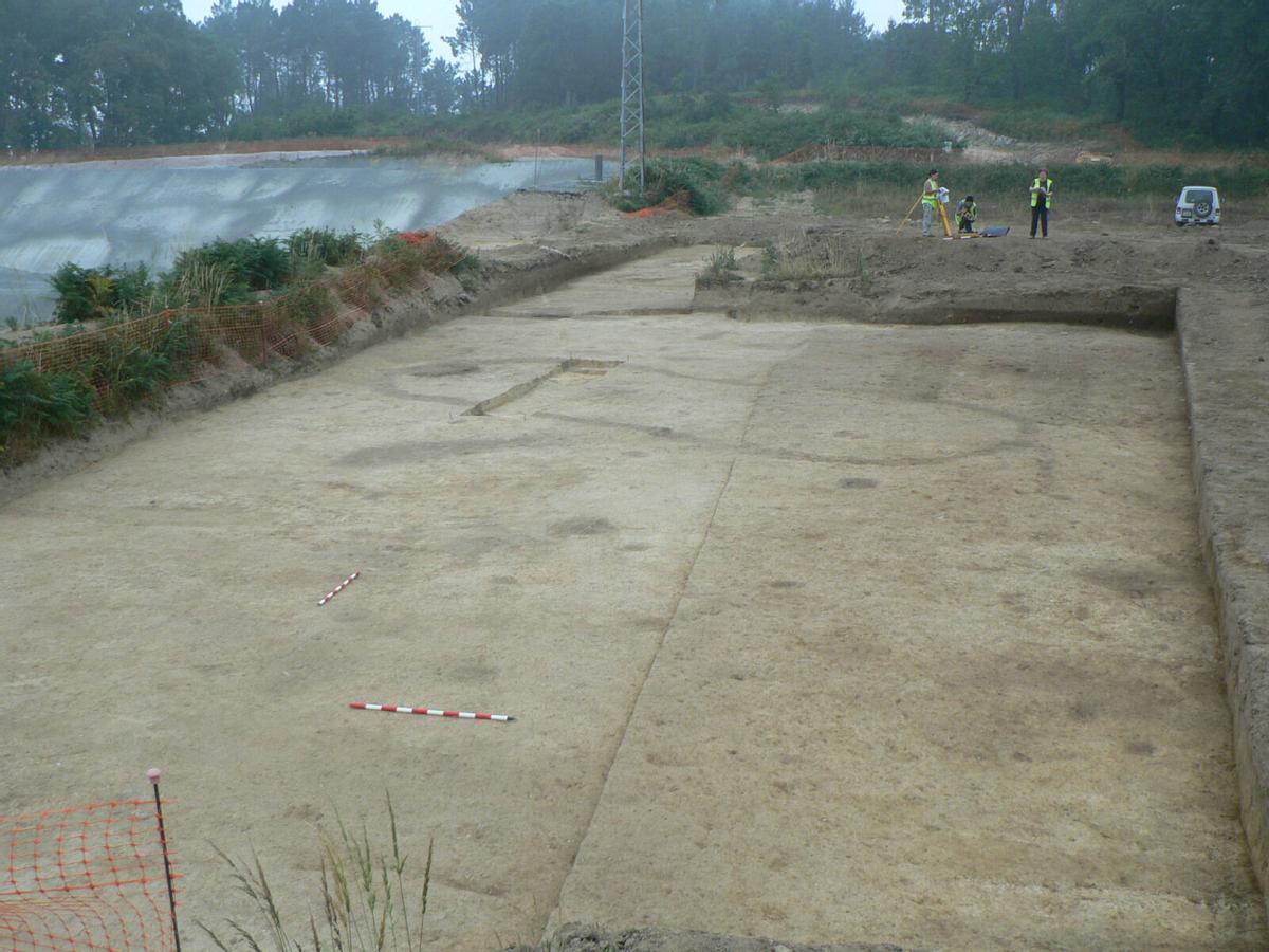 EXCAVACIÓN YACIMIENTO AGRO DE BAZAR DESCUBIERTO POR LAS OBRAS DEL TREN DE ALTA VELOCIDAD EN ABADES SILLEDA
