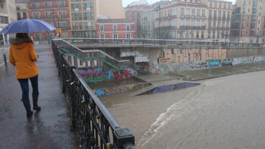 Una mujer pasa por el puente de la Aurora, este jueves por la mañana.