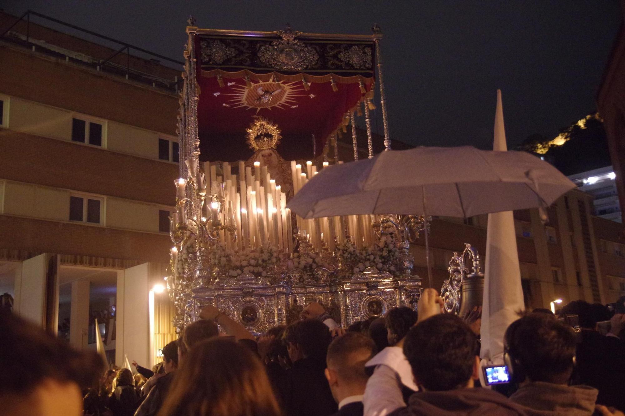 La lluvia cogió en la calle Descendimiento, camino de su casa hermandad este Viernes Santo
