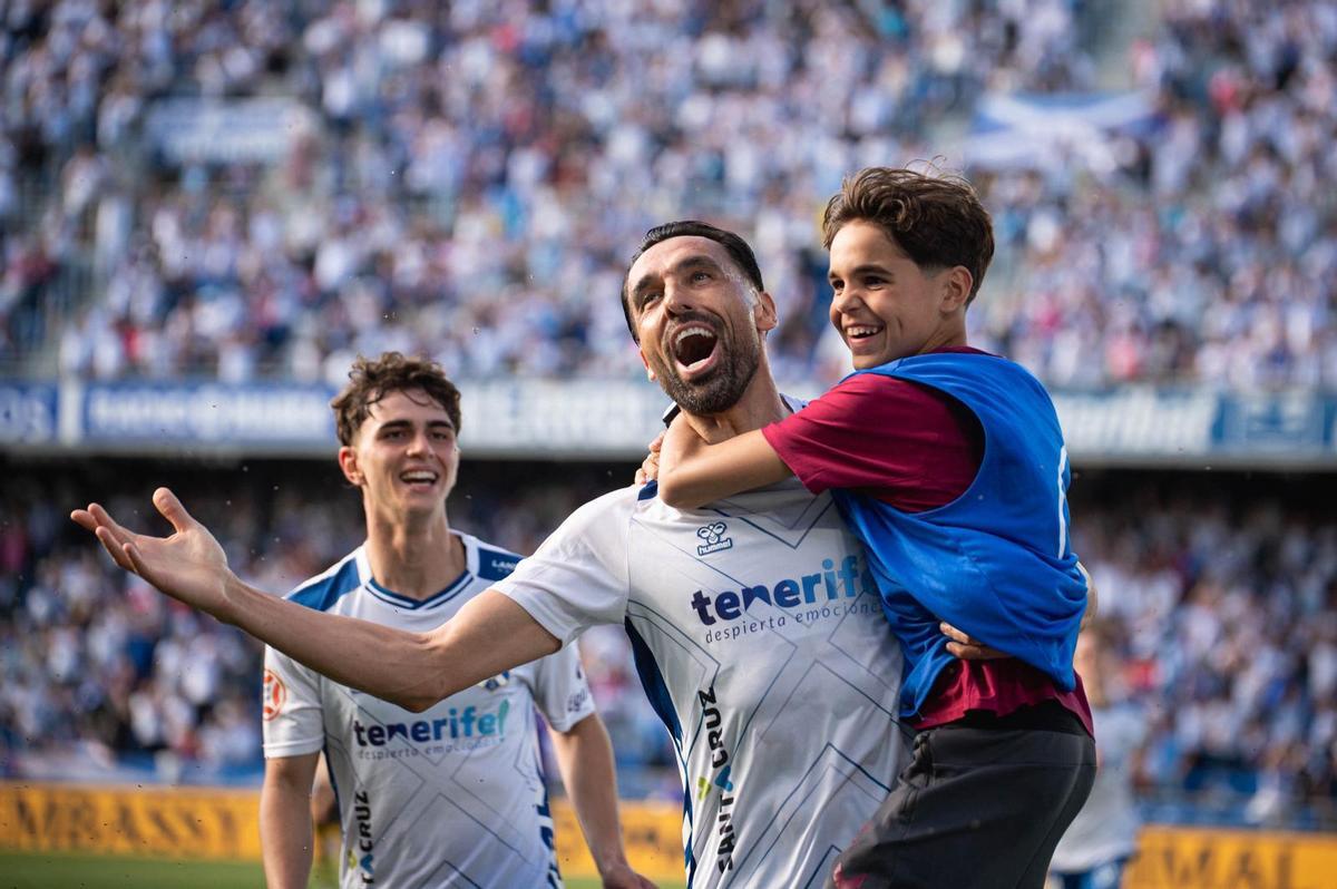 Enric Gallego, delantero del CD Tenerife, celebra su gol
