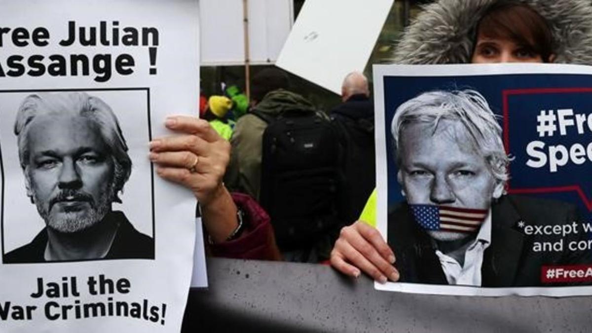 Defensores de Julian Assange, ante la corte de Londres.