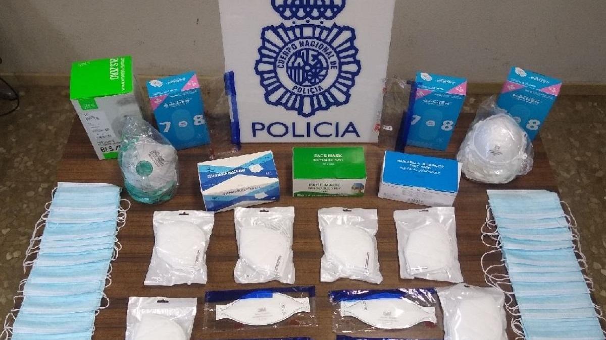 Material sanitario incautado por la Policía Nacional en un comercio donde se vendía a precios desorbitados y detiene al trabajador de un almacén sanitario.