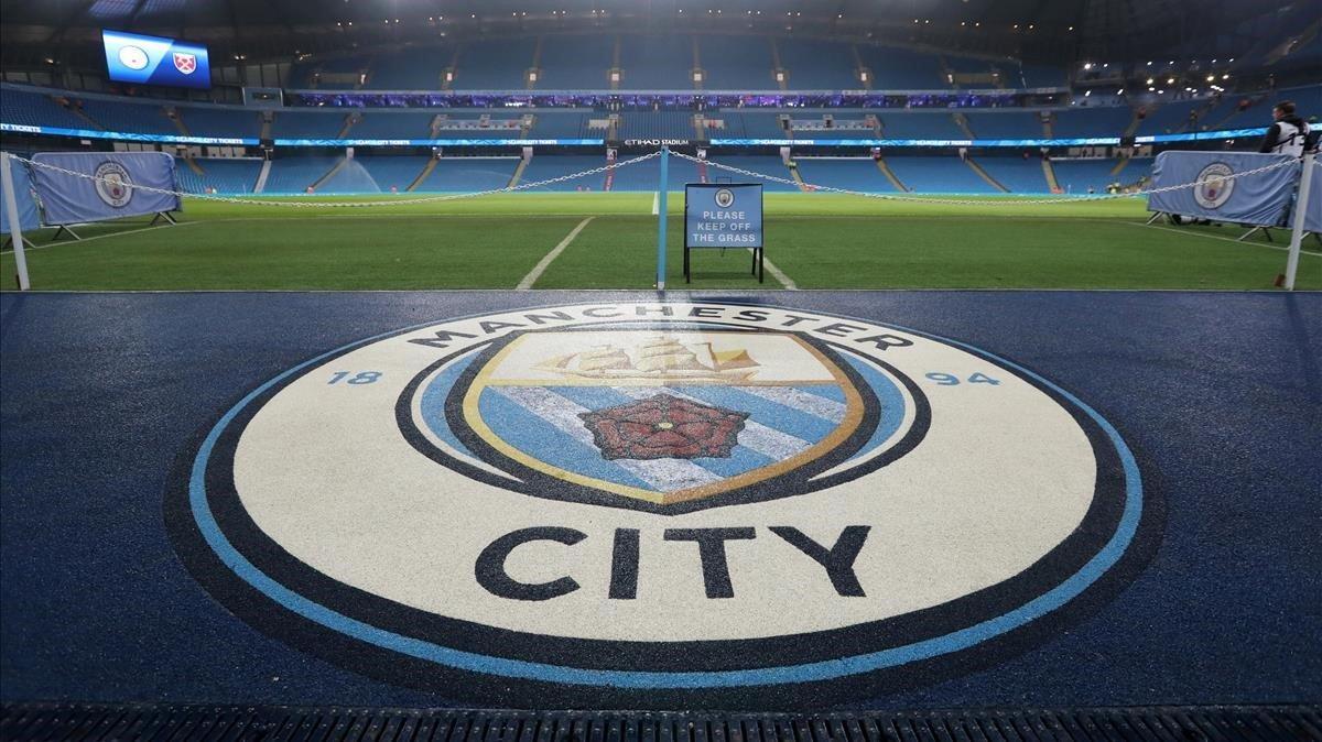 El escudo del Manchester City en el Etihad Stadium. El escudo del Manchester City en el Etihad Stadium.