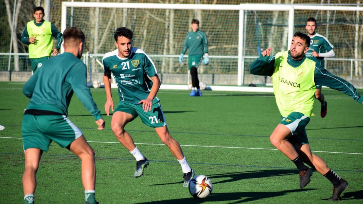 Chiqui, Álex Ares y Gandoy, en el entrenamiento de ayer en el campo de Fragoselo. // R.R.