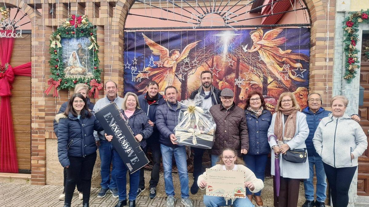 Vecinos de la calle Velázquez en la fachada ganadora.