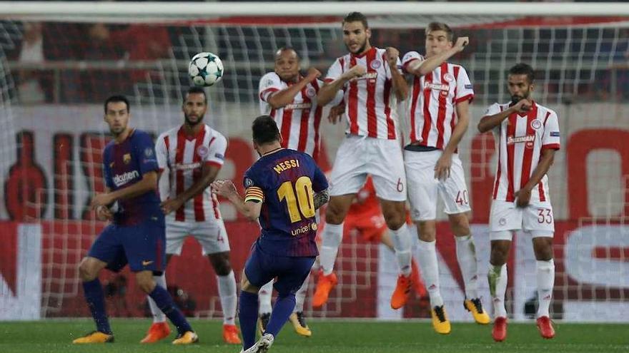 Messi supera la barrera de los jugadores del Olympiacos en un lanzamiento de falta.