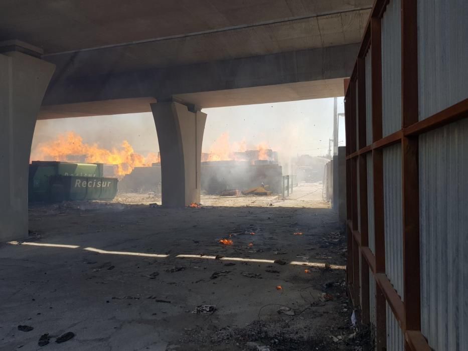 Incendio en el polígono Villa Rosa de Málaga