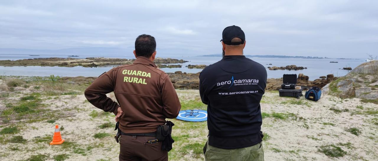 Uno de los vigilantes del pósito junto a uno de los profesores de Aerocámaras que impartieron las clases teóricas y prácticas.