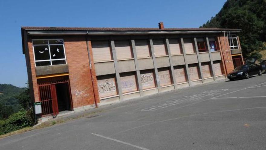 Colegio de Santullano, en Mieres, clausurado el pasado mes de septiembre.