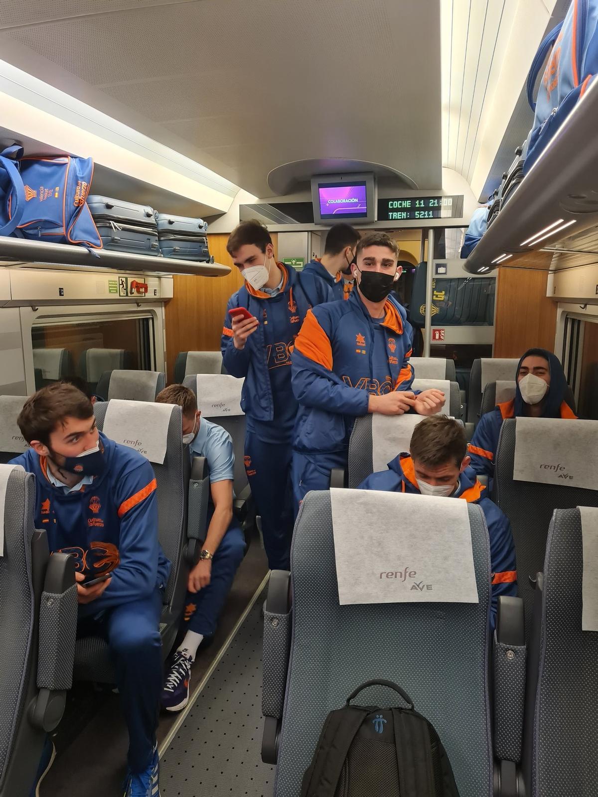 Los jugadores, anoche rumbo a Madrid, desde donde hoy vuelan a Atenas y luego irán por carretera a Patras