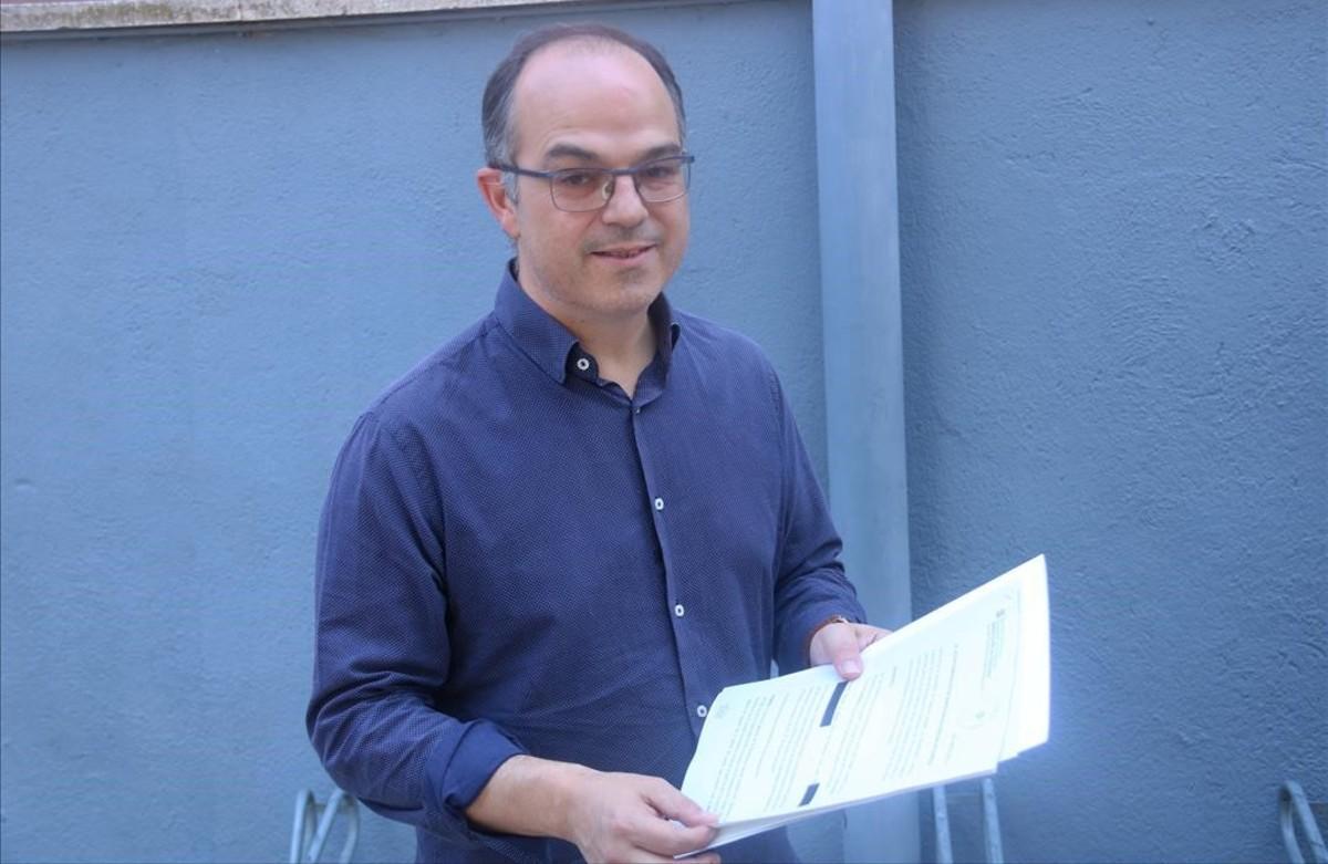 El conseller de Presidència, Jordi Turull, mostra la denúncia del Govern contra els responsables dels interrogatoris de la Guàrdia Civil, el 29 de juliol de 2017 a Parets del Vallès.