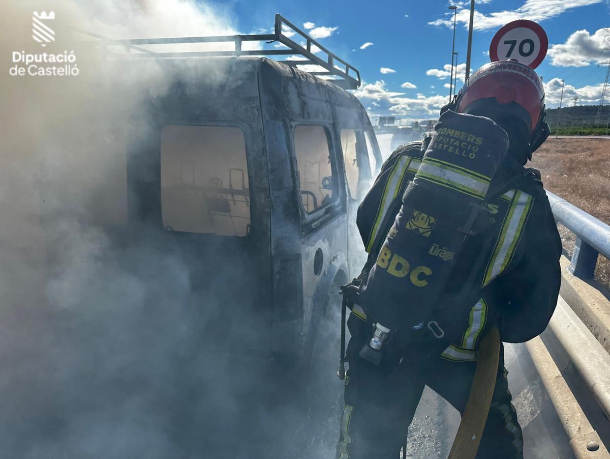 Los bomberos han sofocado las llamas de la furgoneta