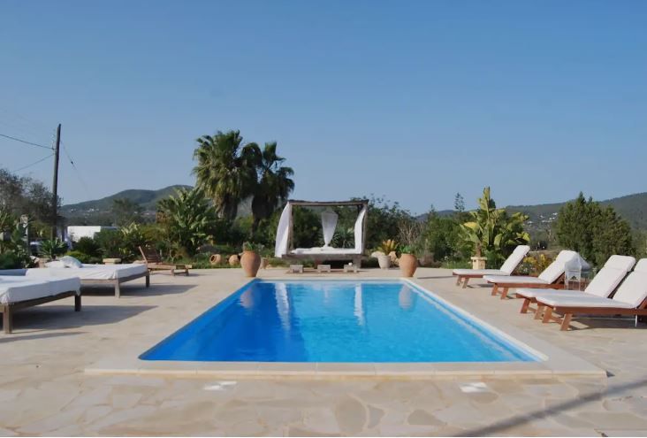 Mira aquí las piscinas de lujo que puedes encontrar en los alojamientos turísticos de Ibiza