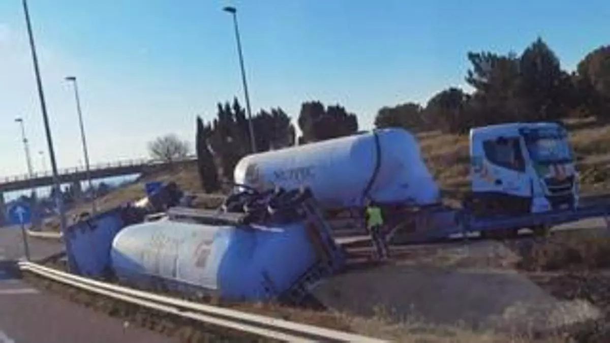 Vuelca un camión cargado de cemento en la autovía del puerto de Castelló