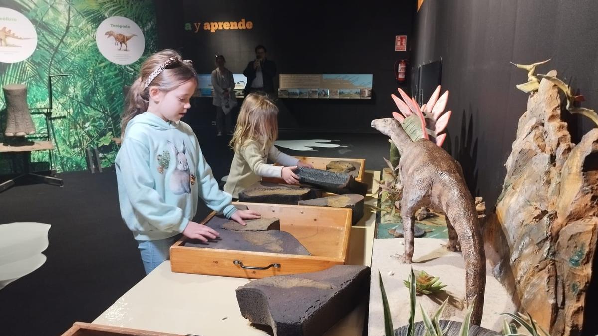 Niños ayer en el interior del Museo del Jurásico de Asturias.