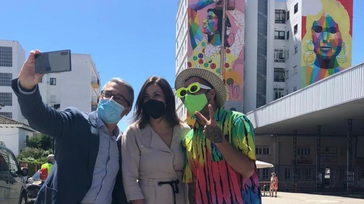 El presidente de la Diputación de Málaga, Francisco Salado, se hace un selfie con la alcaldesa de Ronda, Maripaz Fernández, y el artista Okuda.