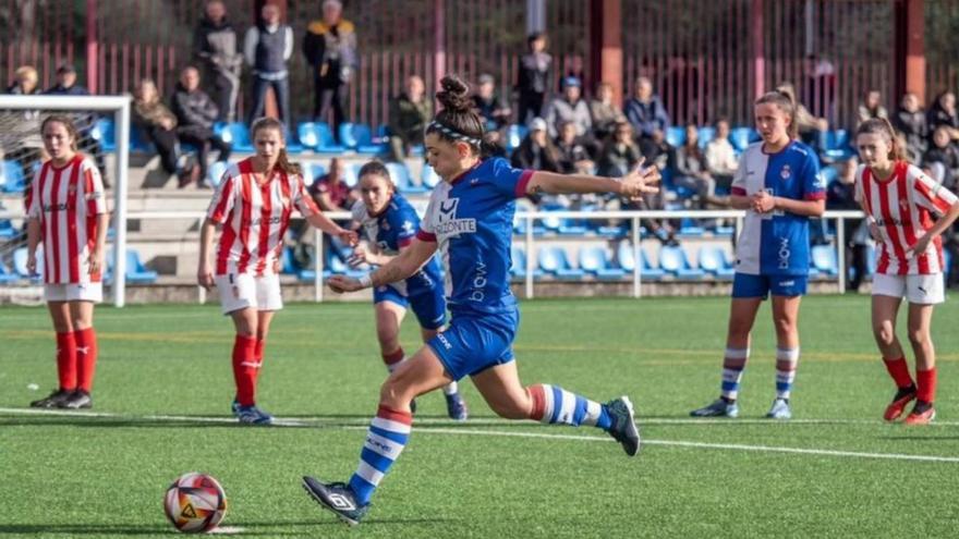 Silvia Martínez lanza un penalti con el Avilés. | RAI