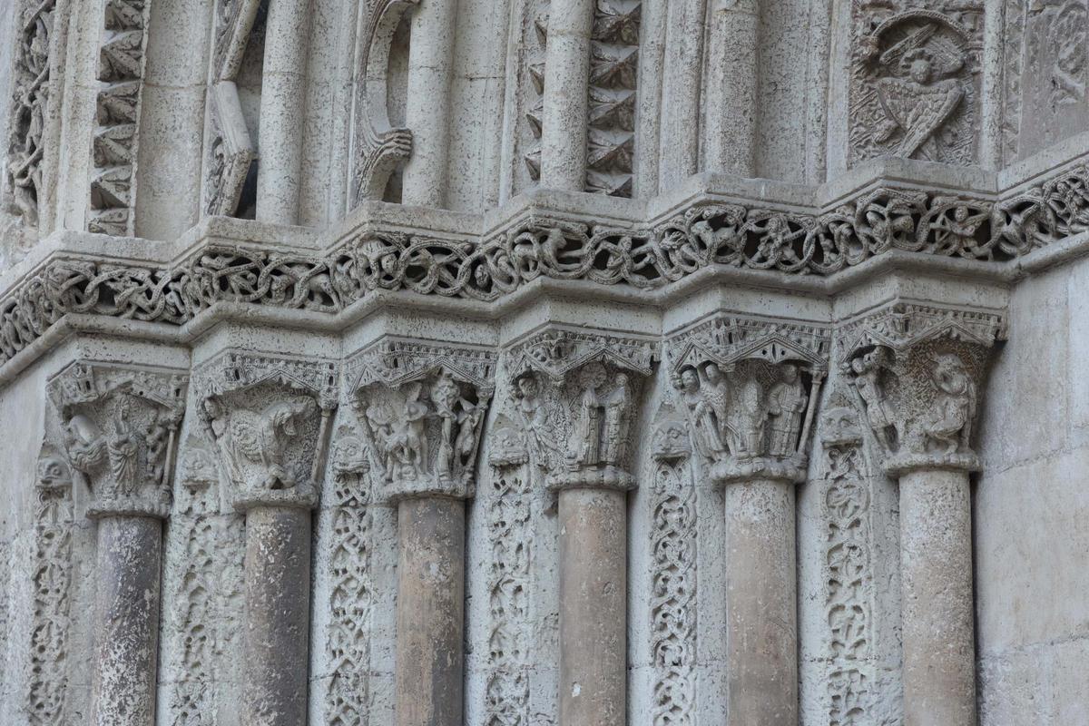 Detalle de los capiteles de la portada románica de la Catedral de València