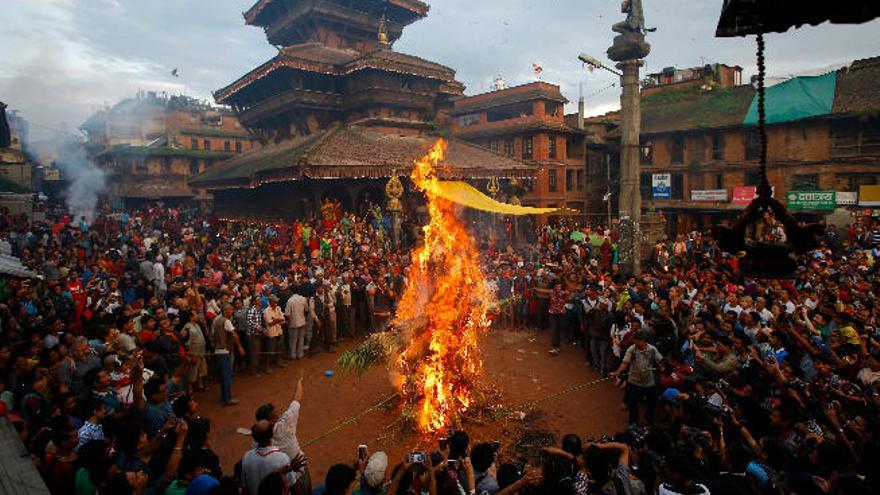 Nepal celebra la quema del demonio Ghanta Karma