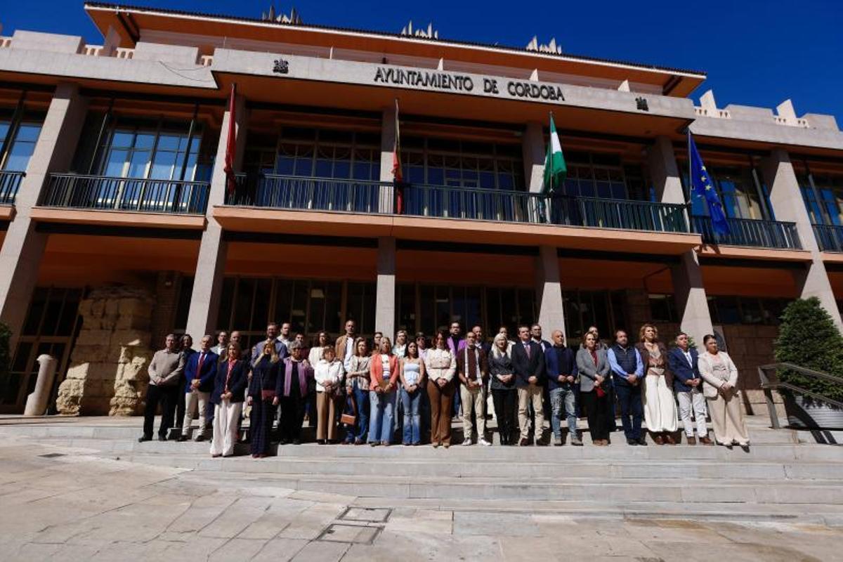 Minuto de silencio por el asesinato machista de Tulia en el Ayuntamiento de Córdoba