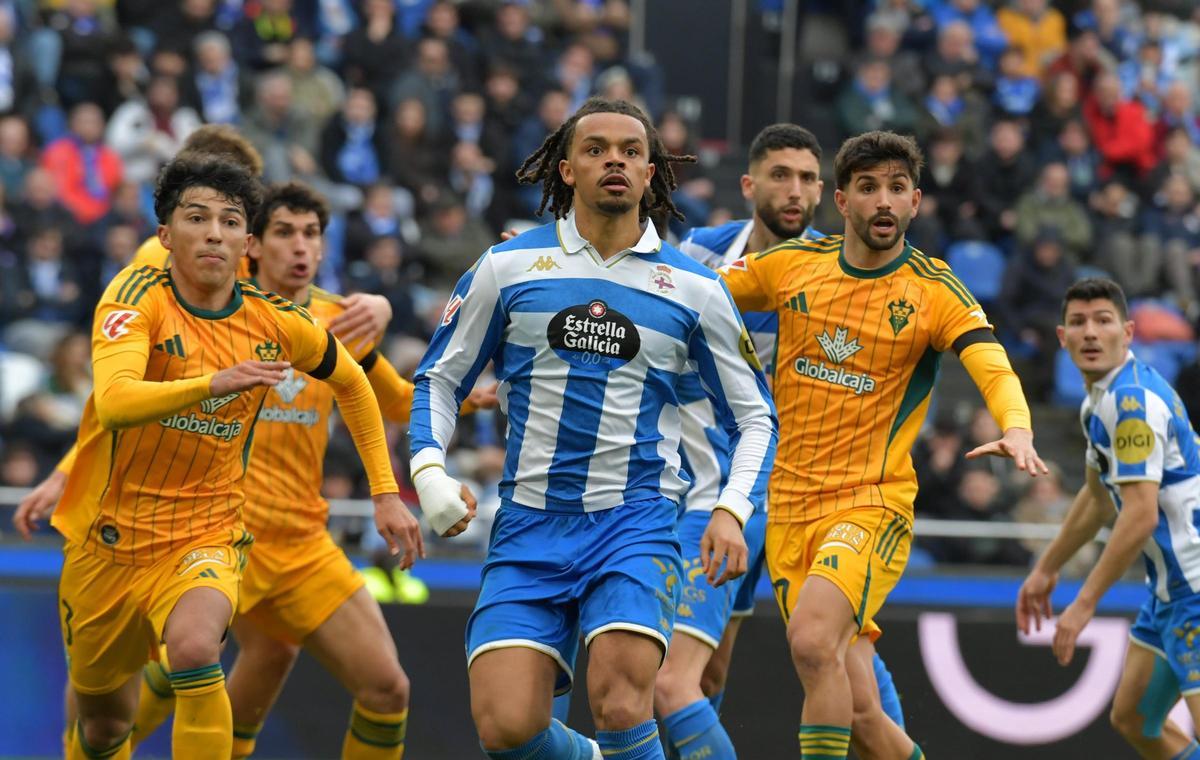 Lucas Noubi calcula la llegada de un balón en un córner a favor