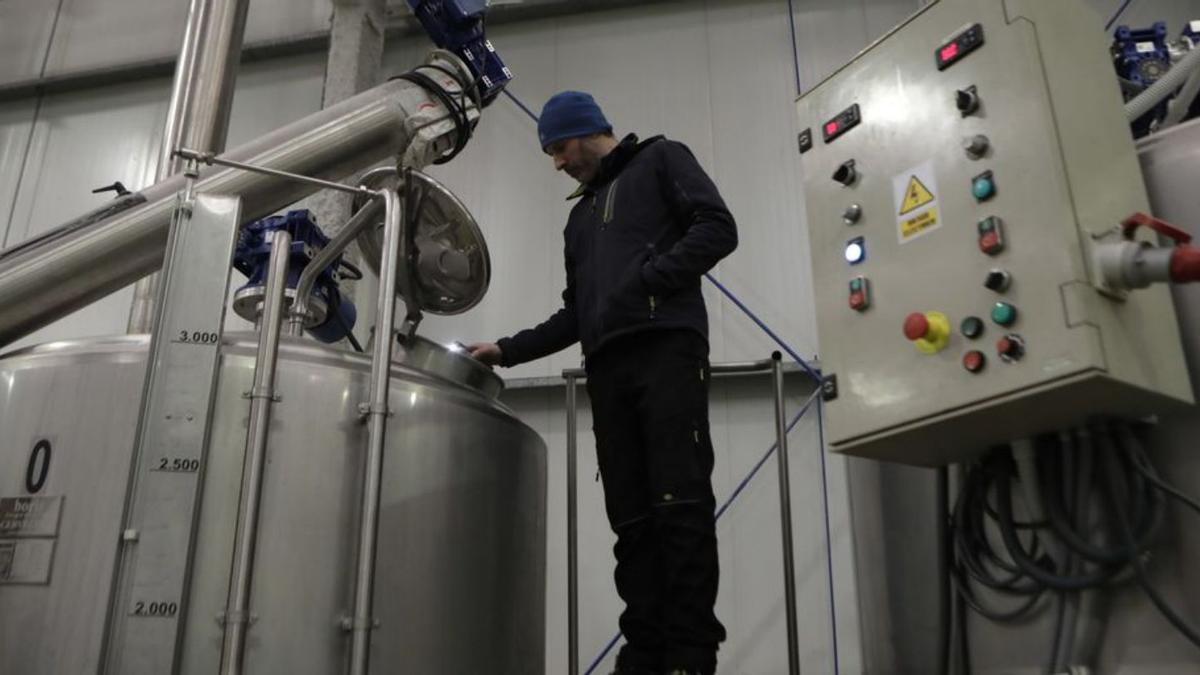 César García comprobando el proceso de elaboración de una cerveza Imperial Stout