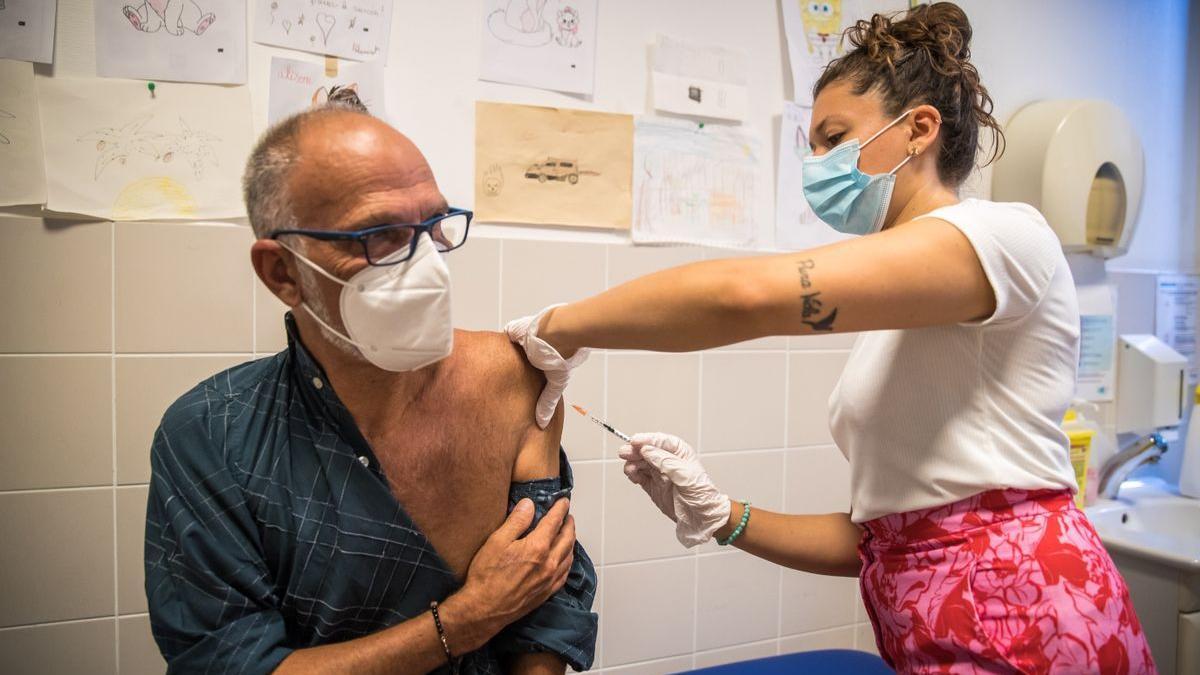 Una enfermera inocula la vacuna frente a la viruela del mono a un hombre.