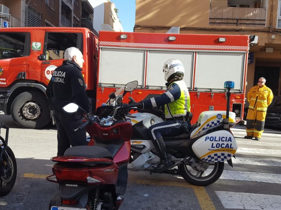 Desalojan un edificio en Camp Redó por un incendio en una cocina