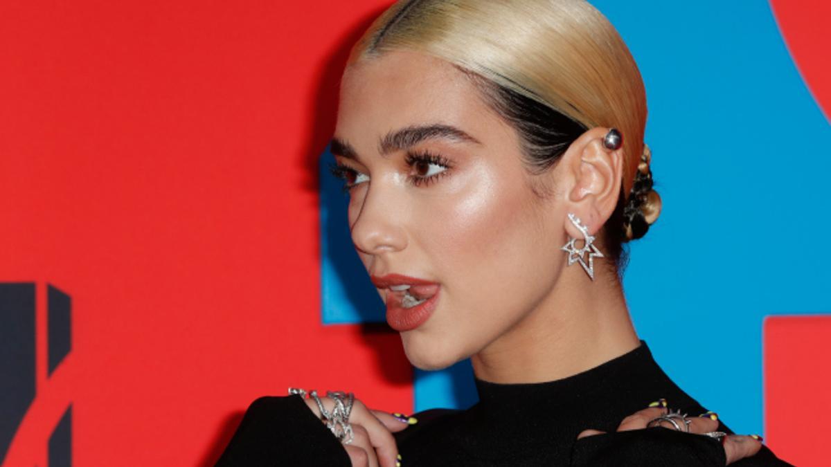 Dua Lipa ha vuelto a cambiar de color de pelo y ahora lo lleva naranja neón