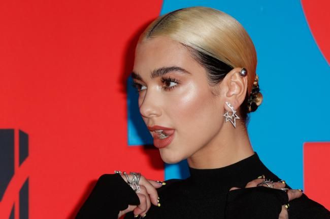 Dua Lipa ha vuelto a cambiar de color de pelo y ahora lo lleva naranja neón