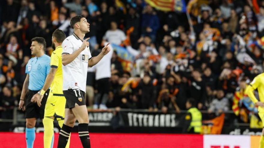 Yaremchuk, durante el partido ante el Villarreal en Mestalla.  | J.M. LÓPEZ