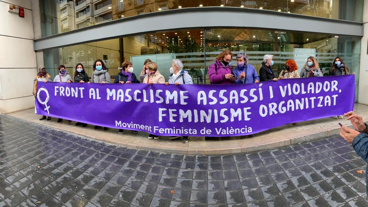 Mujeres durante la protesta frente a la Ciudad de la Justicia