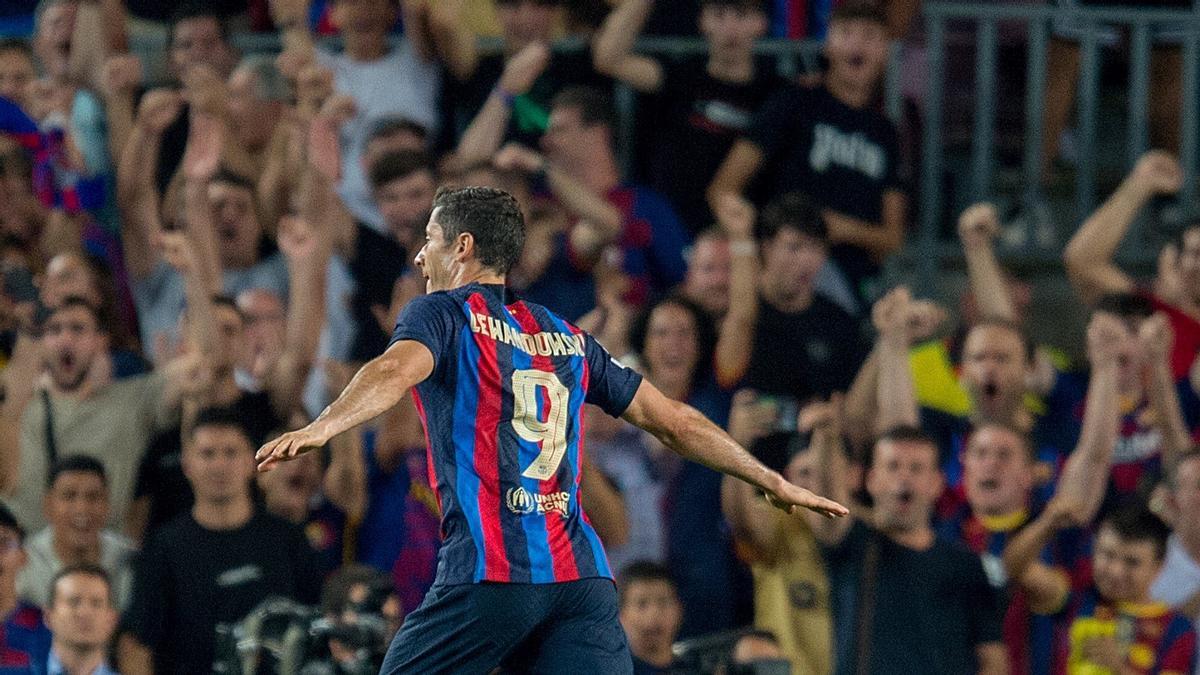 Lewandowski celebra su segundo gol al Viktoria, el 3-1 en el Camp Nou.