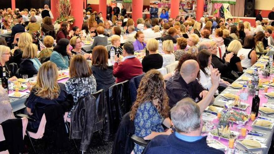 La Cena Anual contra el Cáncer reúne a 300 comensales en Burjassot