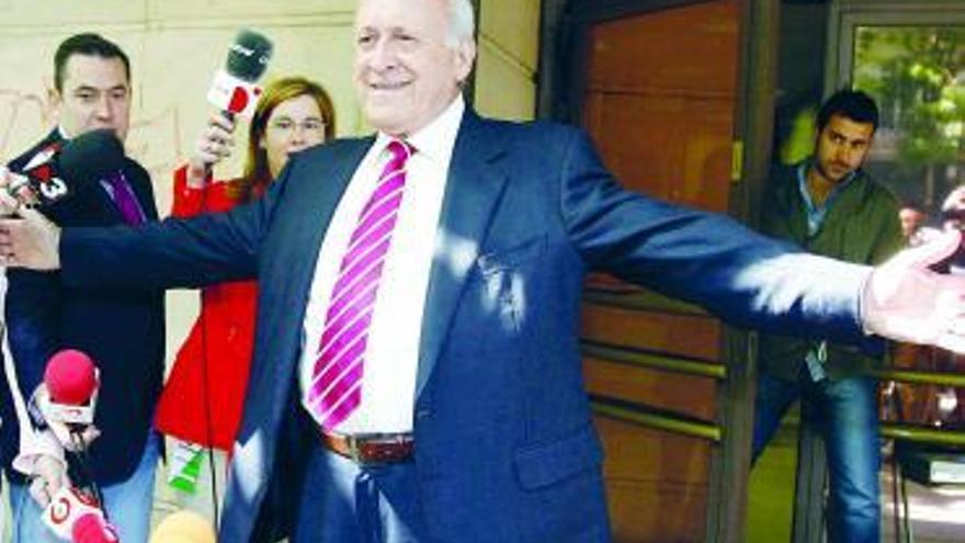 El ex presidente del PNV Xabier Arzalluz saluda a su salida de la Audiencia.