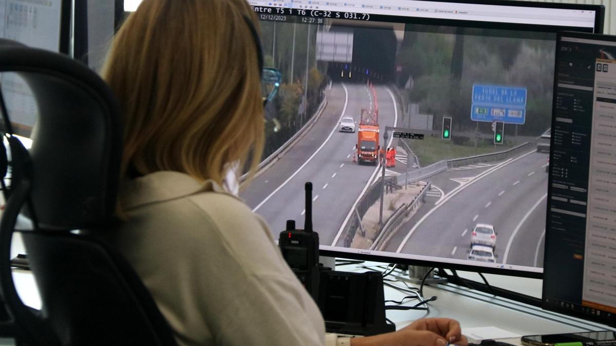 Una trabajadora de Abertis controla una incidencia en la C-32 en el Future Road Lab.