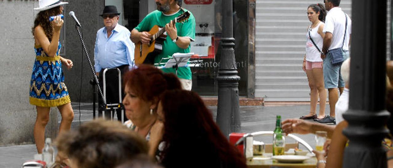 Un grupo musical actúa en Triana.