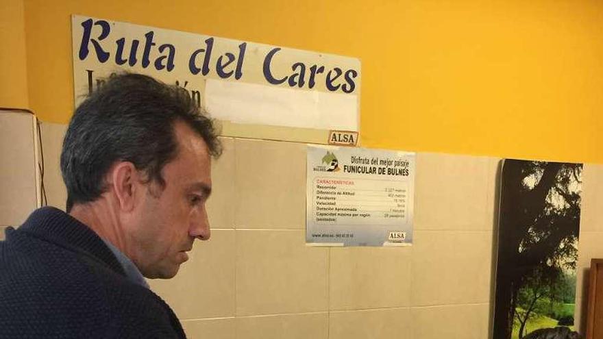 Ovidio Zapico saca un billete de autobús a los Lagos en la estación de Cangas de Onís, ayer.