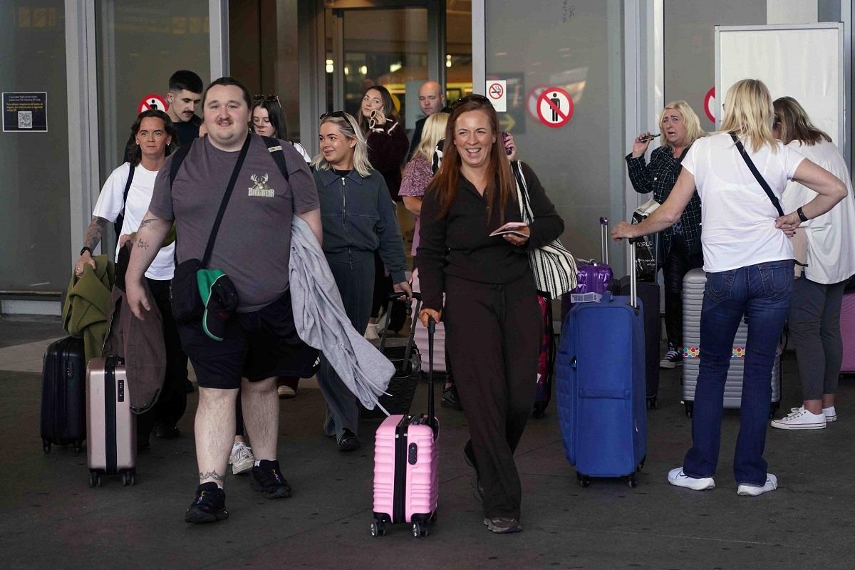 Turistas a su llegada este viernes 28 de noviembre de 2025 al Aeropuerto de Málaga, que alcanza los 25 millones de pasajeros.