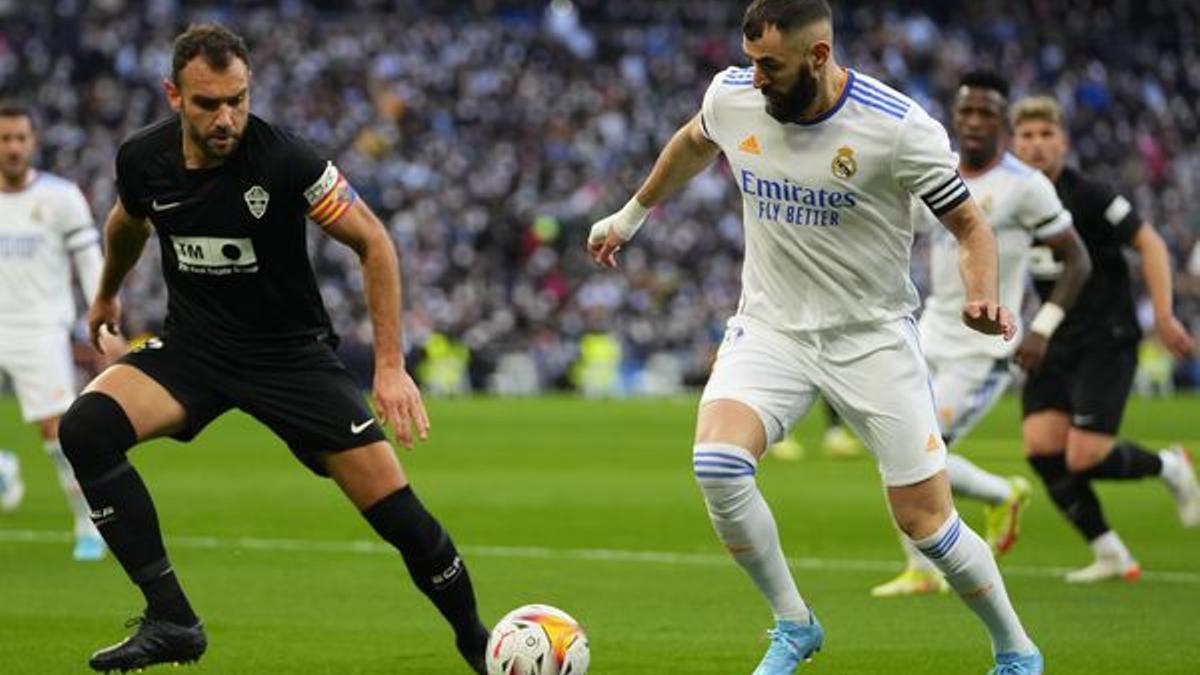 Gonzalo Verdú y Benzema, durante el Real Madrid-Elche de la temporada pasada